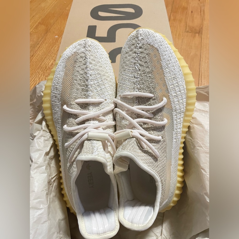 Selling Likely New only wear 2 times-Yeezy Boost V2 Size 8
